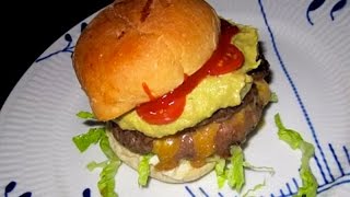 Mexicansk burger med guacamole og med fyld af cheddarost og jalapeños  Opskrift  8 [upl. by Assetniuq498]