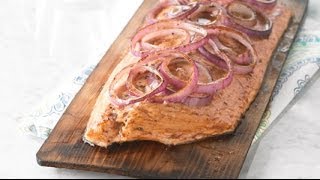 Saumon grillé sur une planche de cèdre [upl. by Neely]