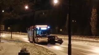 Ślizgający się autobus staranował dwa samochody na al Sikorskiego w Lublinie  23122023 [upl. by Gorski]