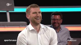 Per Mertesacker und Peter Hyballa machen sich über Christoph Kramers Eigentor lustig [upl. by Anialem]