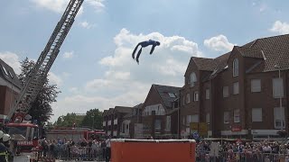 Feuerwehr Emsdetten Teil 4  Menschenrettung mit Sprungpolster [upl. by Gilus]