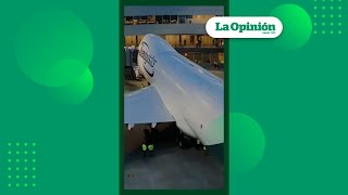 Avión tuvo que aterrizar de emergencia en Miami por fallas en el motor  La Opinión [upl. by Nnylkcaj266]