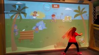 Un mur interactif avec des jeux pour enfants [upl. by Terraj]