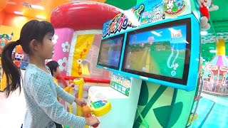 「ホッピングロード」で遊ぶ子供達。 Hopping race game 弹簧跷比赛游戏 [upl. by Streeto604]