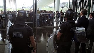 Manifestantes forçam entrada na Câmara [upl. by Bently]