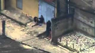 Traficantes armados são flagrados no conjunto de favelas do Alemão [upl. by Eemiaj]